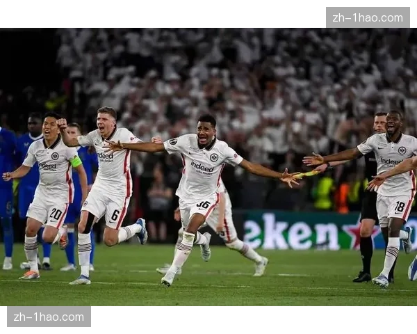 阿尔克马尔快速转换节奏精准,专打阿贾克斯阵型前压后身后空间 阿尔克马尔快速转换节奏精准,专打阿贾克斯阵型前压后身后空间